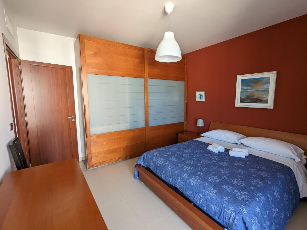 La Casa Dei Due Mari - Large Apartment With Parking Таранто Екстер'єр фото