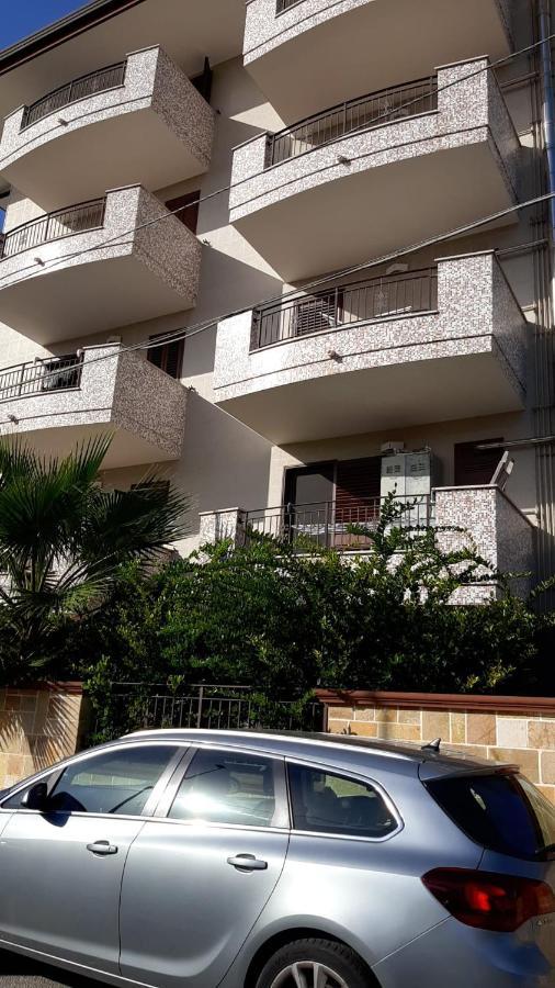 La Casa Dei Due Mari - Large Apartment With Parking Таранто Екстер'єр фото